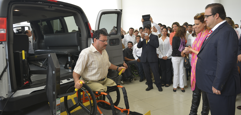 Entregan 40 vehículos para el transporte de personas con discapacidad
