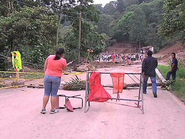 Bloquean carretera Pacho Viejo y La Laguna en Coatepec