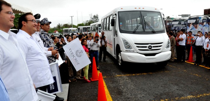Encabeza gobernador Javier Duarte banderazo de salida de unidades de transporte público