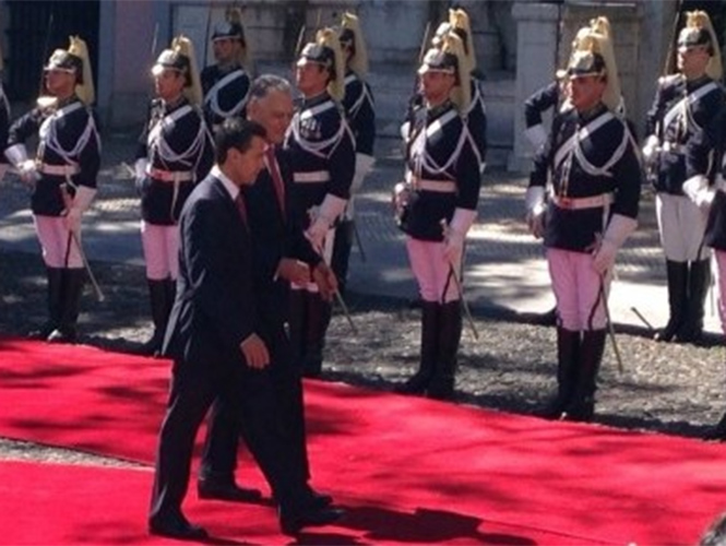 Reciben con honores a Peña Nieto en Portugal