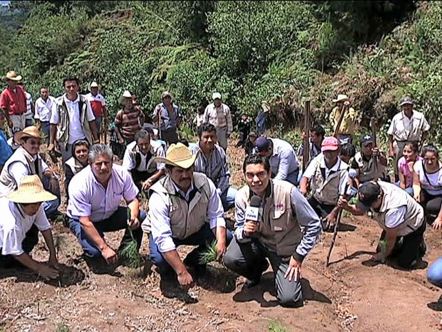 Habitantes de Rafael Lucio reforestan la Barranca del Fraile en Acajete
