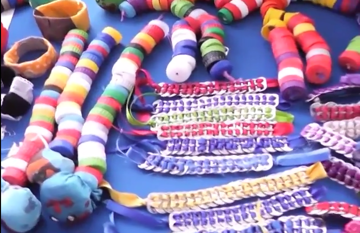 Escuelas de Coatzacoalcos realizan exposición de manualidades con material reciclable.