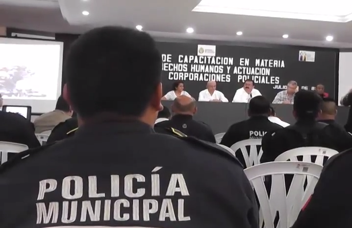Capacitan a Elementos Policiacos en materia de Derechos Humanos.