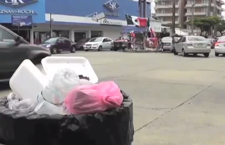 Aplican en Coatzacoalcos multas a personas que sacan la basura fuera del horario establecido.