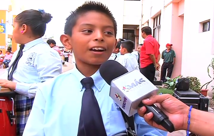 La Orquesta “Benito Juárez“ de Nanchital demuestra su habilidad con los instrumentos.