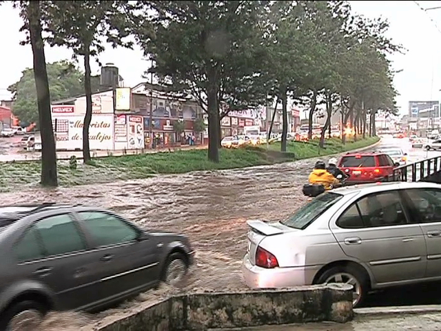 Aguacero deja inundaciones en Xalapa