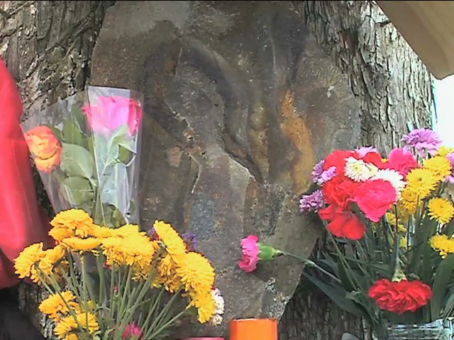 Habitantes de Acajete custodian piedra con silueta de la Virgen de Guadalupe