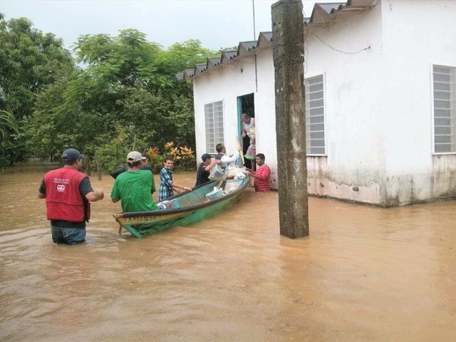 Se desborda río Tecolapa y afecta viviendas de Ángel R. Cabada, Saltabarranca y Lerdo de Tejada