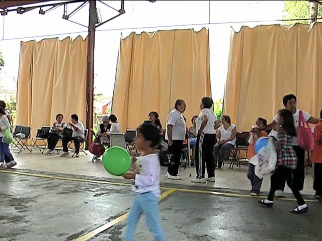 Conviven adultos mayores con niños del Conecalli en la Quinta de las Rosas