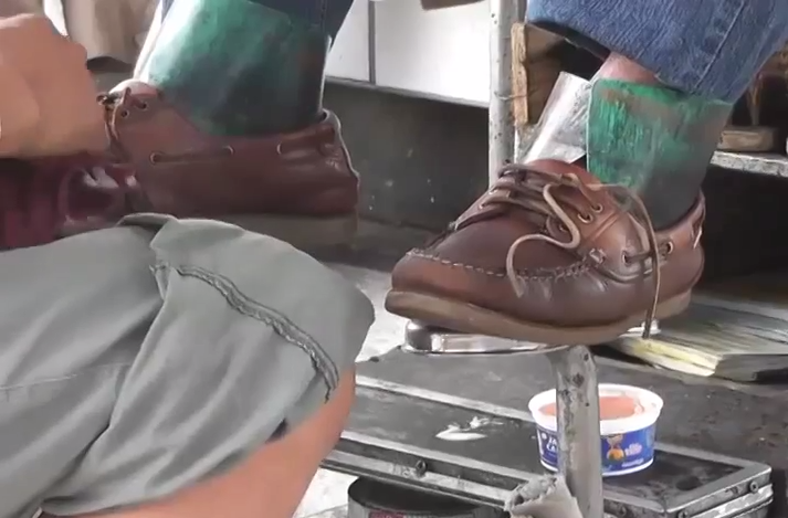 El Oficio de Bolero continua vivo en las calles de Coatzacoalcos.