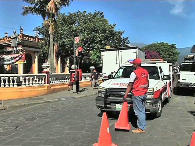 Evacuan escuela de Coatepec por fuerte olor a gas