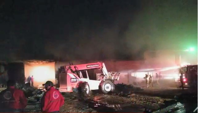 Sofocan incendio en fábrica de láminas de cartón, en Perote