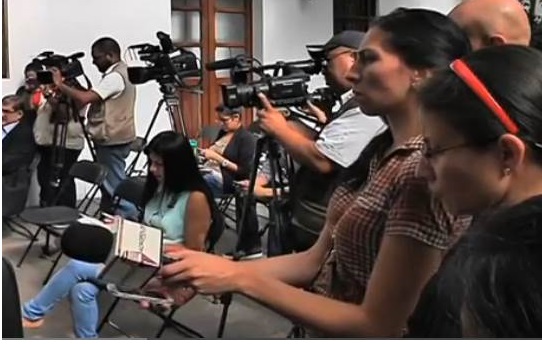 Lesionan a reportero durante transmisión en vivo en Coatza