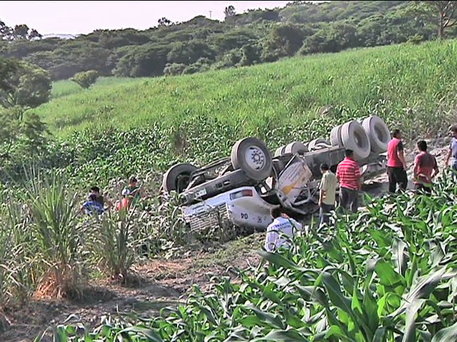 Vuelca camión que transportaba cemento en la colonia 6 de Enero