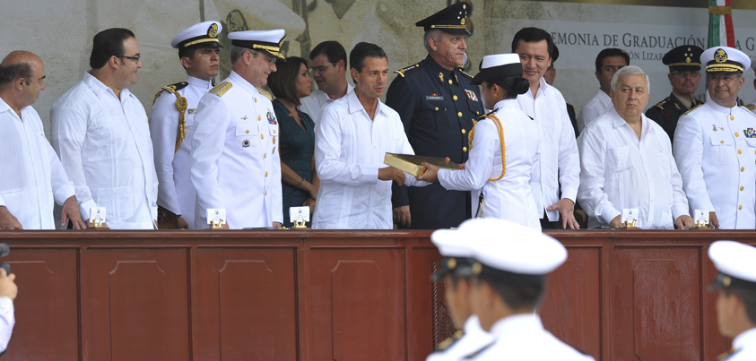 Asiste el presidente Peña Nieto a graduación de guardamarinas