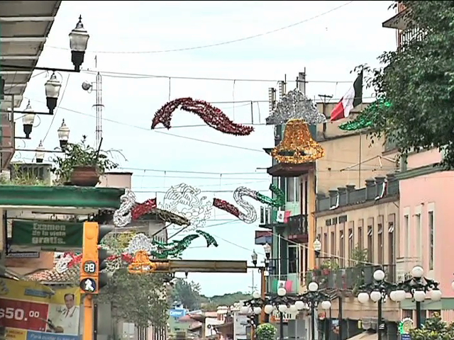 Visten con adornos patrios las calles de Xalapa