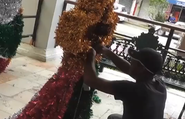 Adornan las calles de Coatzacoalcos con motivo de las fiestas patrias.