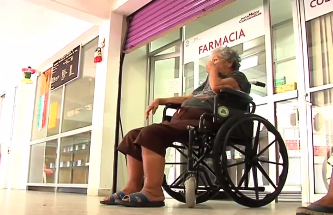 Rescatan abuelita que vivía en condiciones deplorables en Coatzacoalcos.