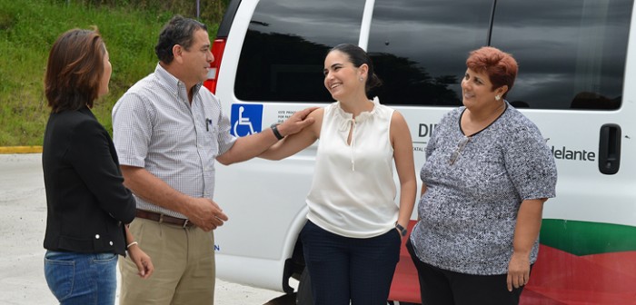 DIF estatal entrega transporte adaptado a Las Choapas