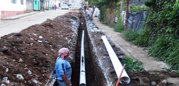 Atiende CAEV daños en redes de abastecimiento de agua en Naranjos y Tlapacoyan
