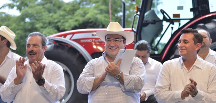 Javier Duarte, un gobernador que trabaja para el campo: Martínez y Martínez