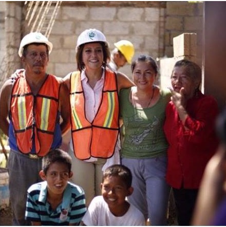 Supervisa Anilú Ingram construcción de cuartos en colonia Las Granjas