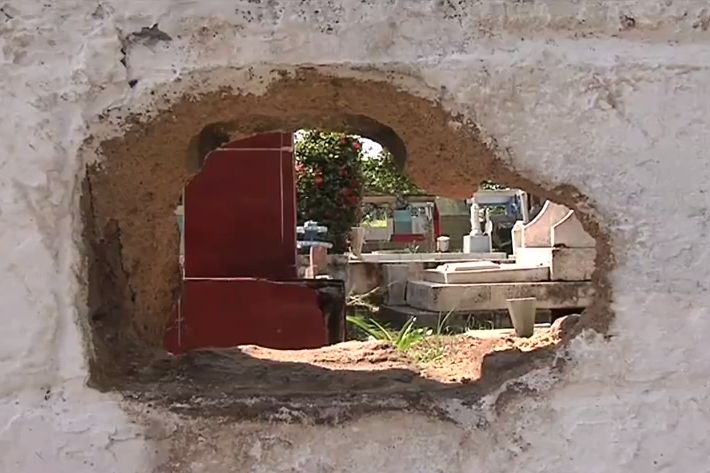 Rehabilitan bardas del panteón antiguo en Coatzacoalcos.