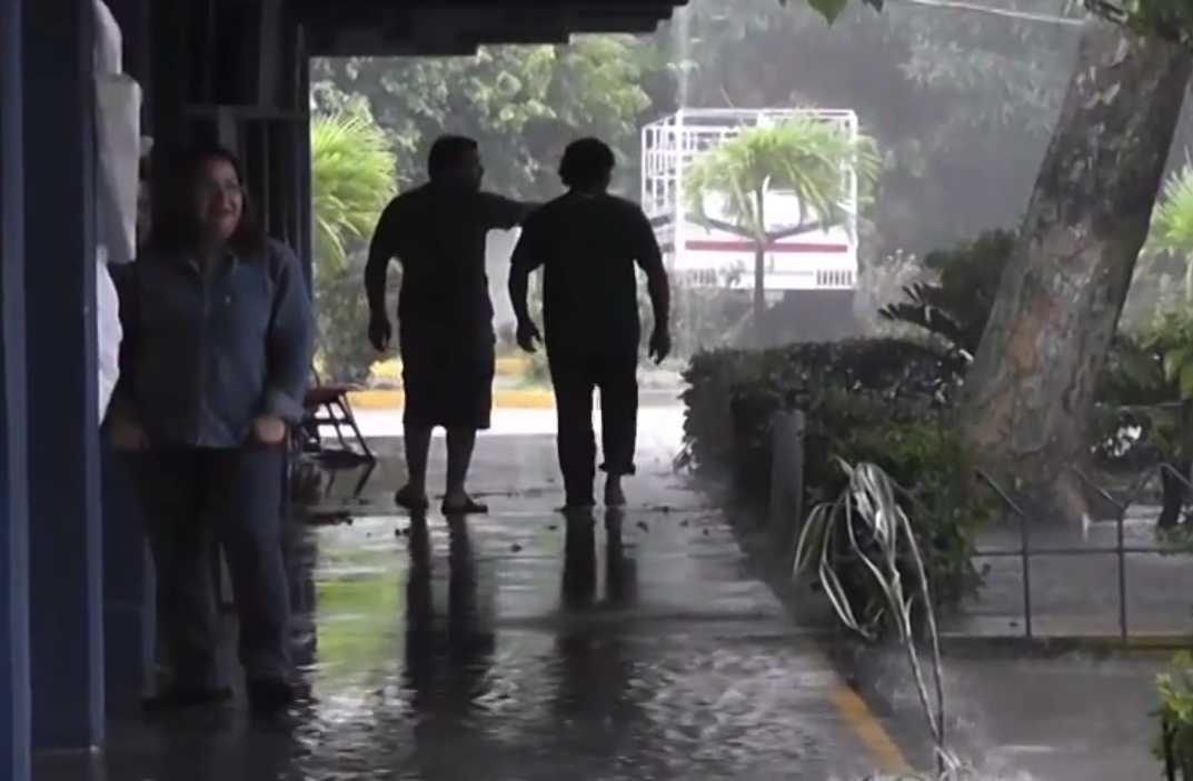 Brinda el DIF  de  Coatzacoalcos  alimentos calientes  a la población afectada  por las lluvias.