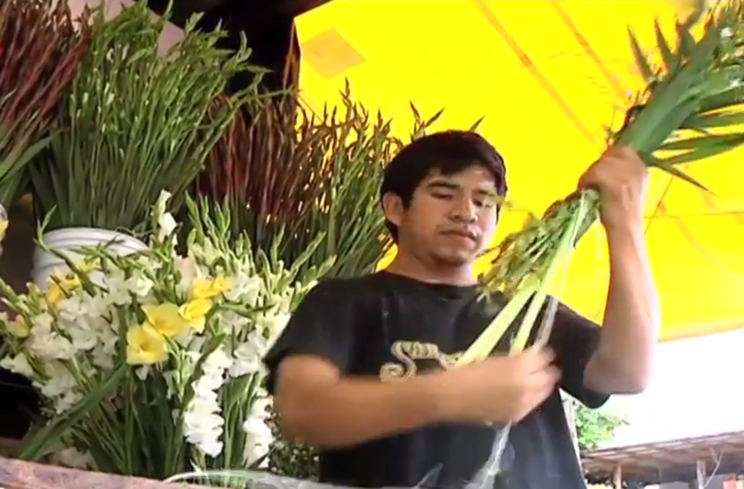 Comerciantes de flores en Coatzacoalcos se preparan para la celebración del día de muertos.