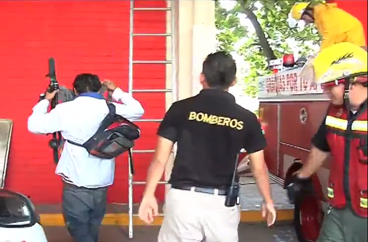 Bomberos de Coatzacoalcos rescatan a un sujeto que intentaba suicidarse.
