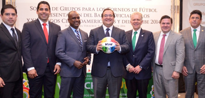 Presenta gobernador Javier Duarte balón oficial para los torneos de futbol de los JCC 2014