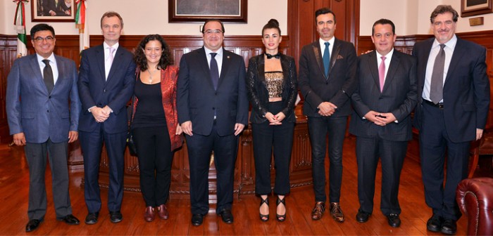 Entrega Javier Duarte reconocimientos a participantes del Hay Festival 2014