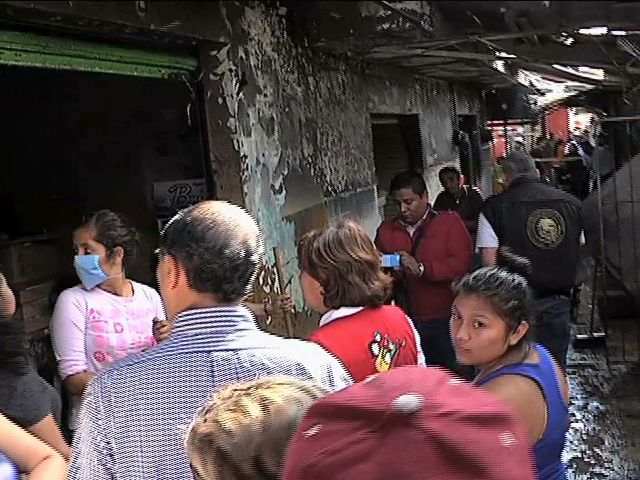 Atiende PC incendio en mercado de Coatepec