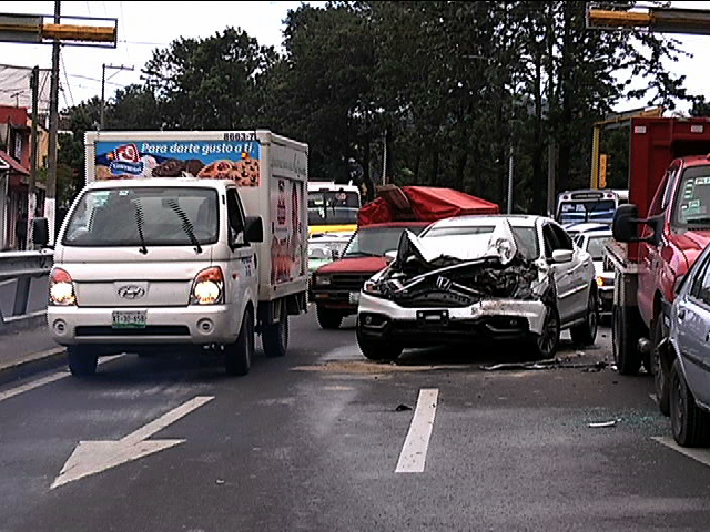 Estudiante ebrio provoca carambola en Xalapa