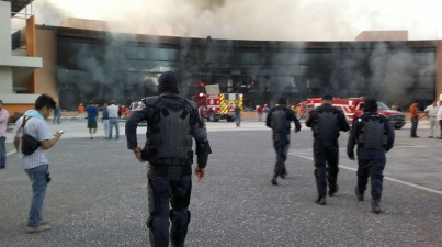 Normalistas de Guerrero agreden edificios de Palacio de Gobierno