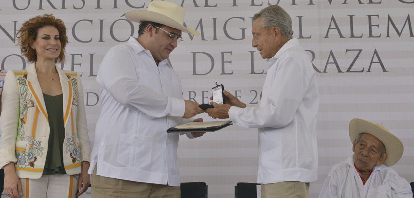 Recibe Javier Duarte premio a la Excelencia Turística 2014 otorgado al Festival Cumbre Tajín