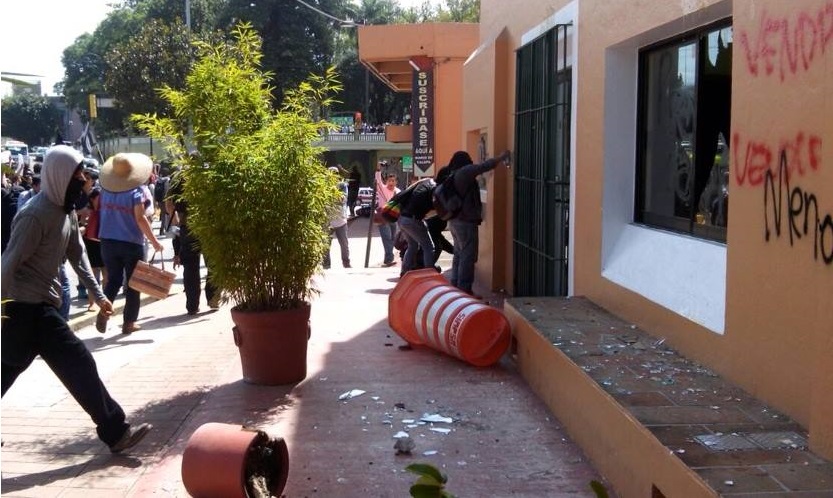 Con actos vandálicos conmemoran estudiantes de Xalapa el movimiento del 68