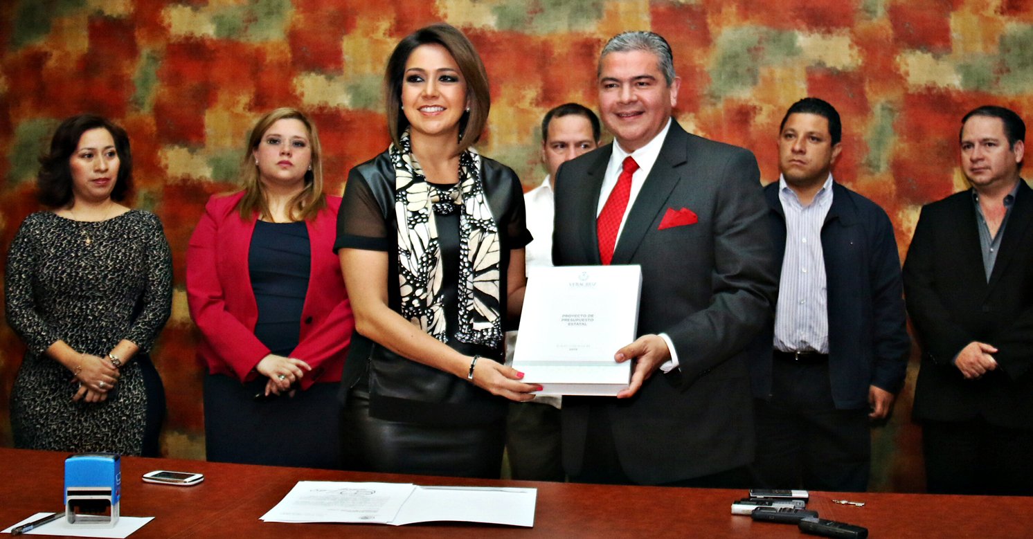 Entrega el secretario de Finanzas proyecto de Presupuesto y Ley de Ingresos 2015