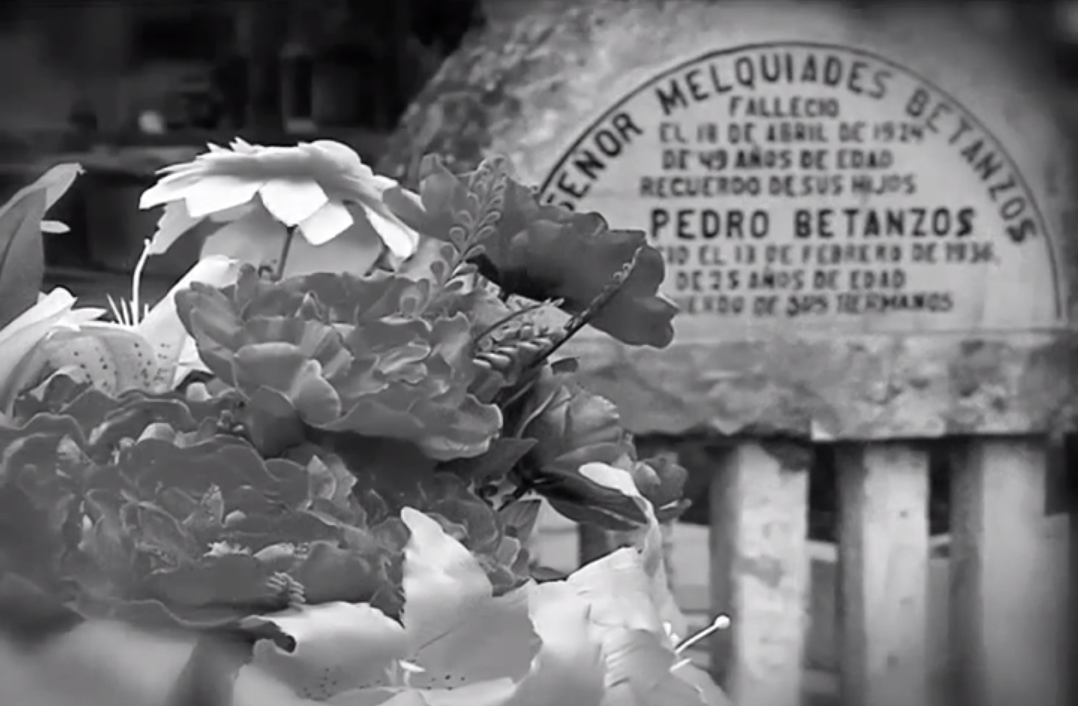 Coatzacoalqueños acuden a los panteones a visitar a sus fieles difuntos.