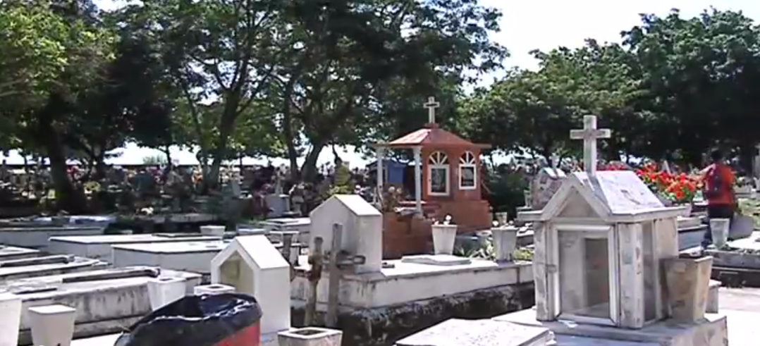 Miles de personas acuden a los panteones de Coatzacoalcos.