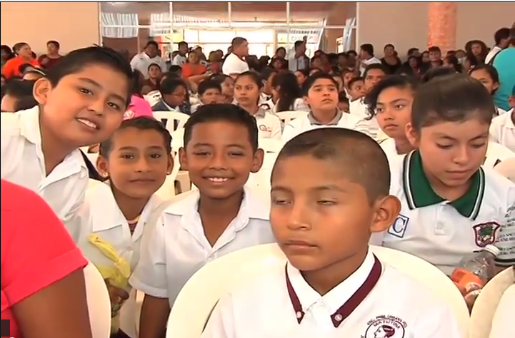 Entregan becas municipales a 500 estudiantes de Coatzacoalcos.