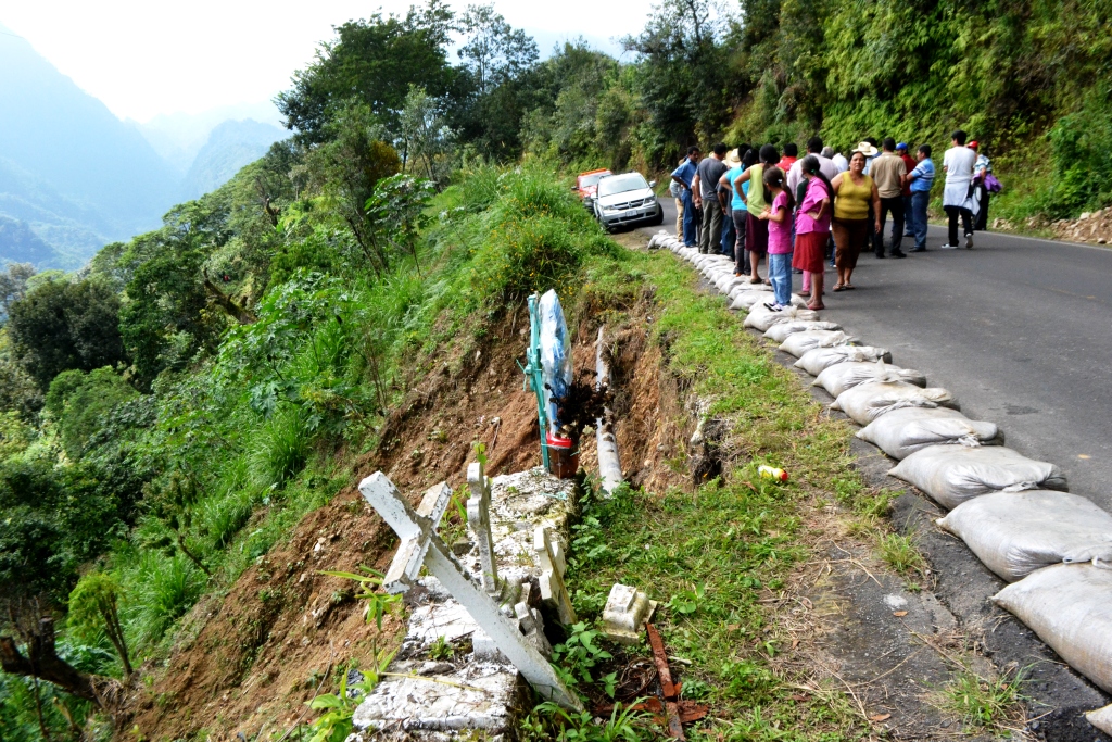Analizan posibles afectaciones por derrumbe en Cosautlán