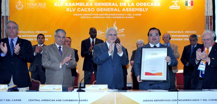 Entrega Odecabe reconocimiento al gobernador Javier Duarte