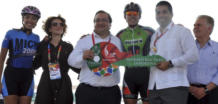 Entrega gobernador Javier Duarte instalaciones del Patinódromo, en el parque Reino Mágico