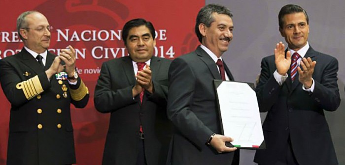 Recibe Federico Acevedo reconocimiento de manos del presidente Enrique Peña Nieto