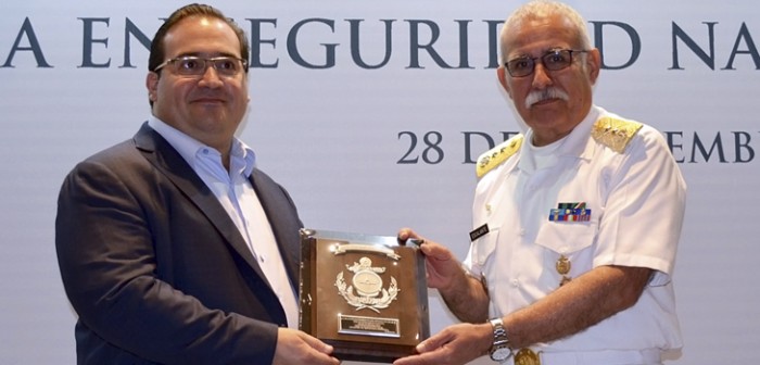 Recibe gobernador Javier Duarte reconocimiento del Centro de Estudios Superiores Navales