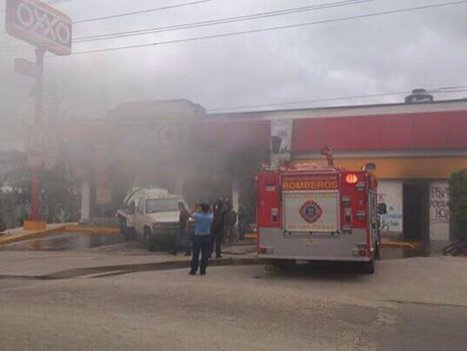 Embozados incendian tienda y causan destrozos en plaza de Chiapas