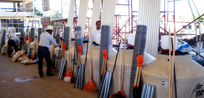 Entregan paquetes productivos de traspatio a 130 familias de la zona sur