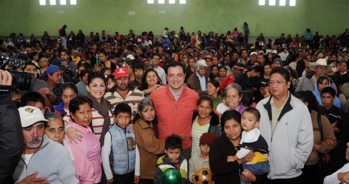 Ayuntamiento entrega apoyos navideños en 17 colonias de Xalapa
