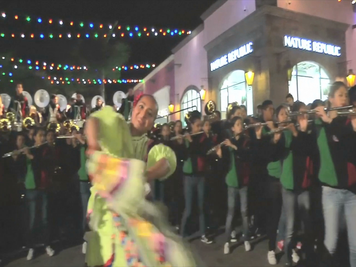 Delfines Marching Band hace vibrar a paisanos en California